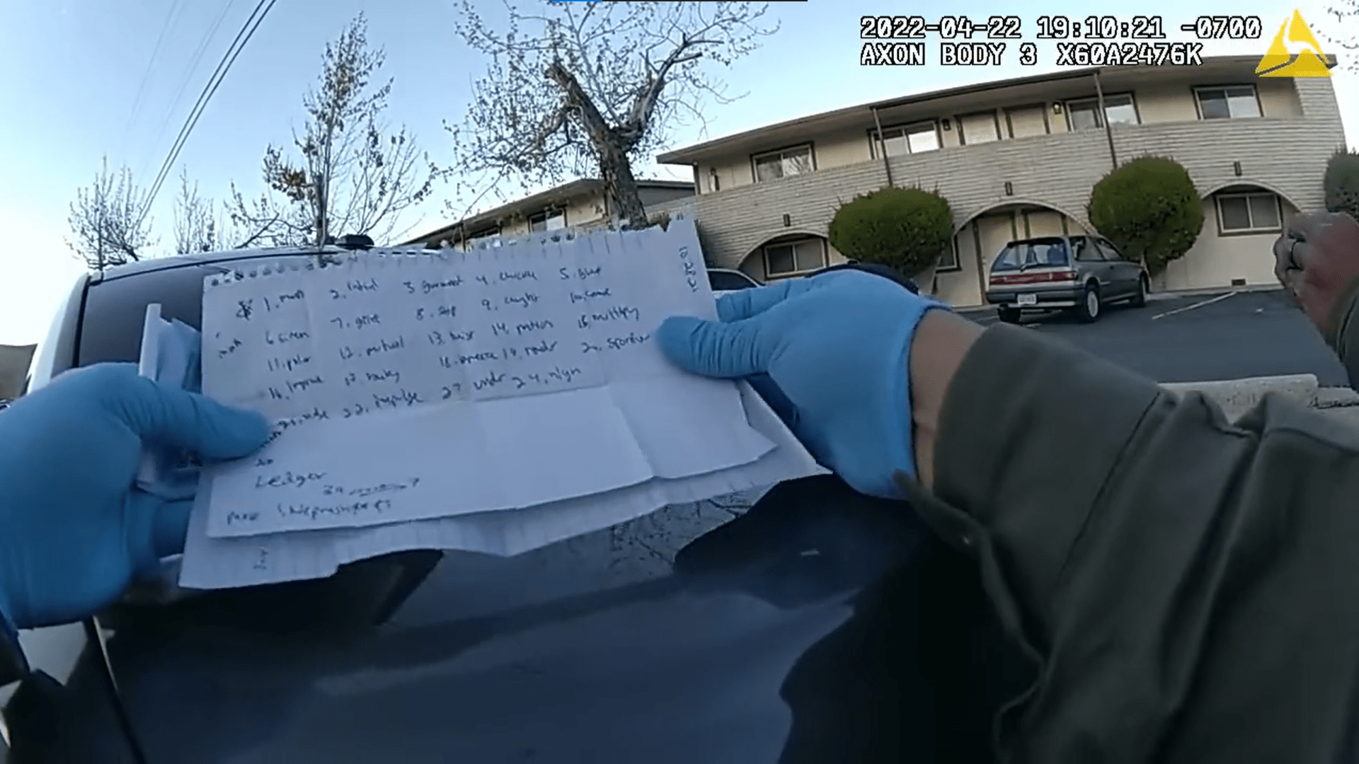 Полицейская нательная камера слила сид-фразу подозреваемого во время осмотра автомобиля