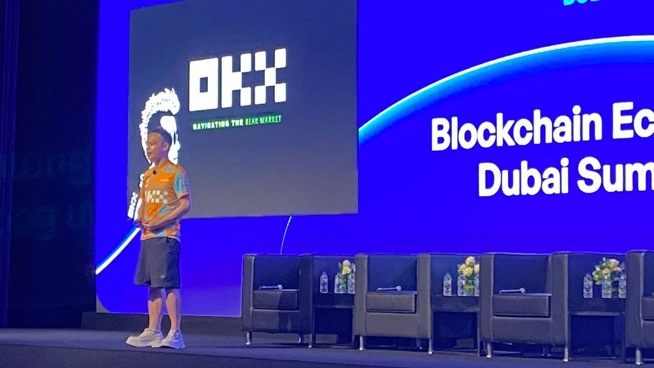 Лай выступает с программной речью на мероприятии Blockchain Economic Summit Dubai