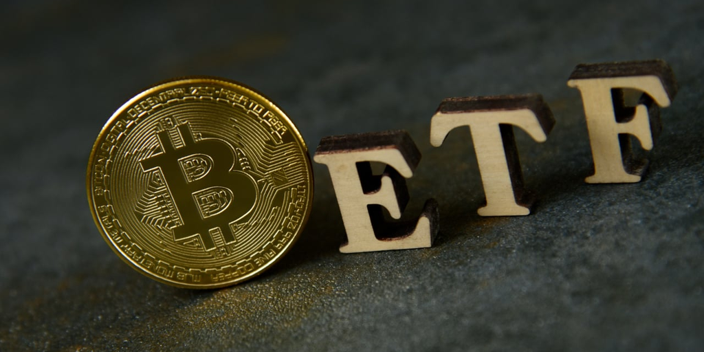 Приток биткойн-ETF превысил 303 миллиона долларов, чему способствовали Fidelity и GBTC